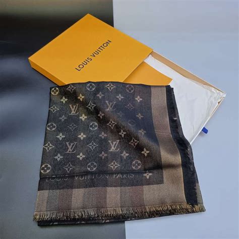 khăn choang louis vuitton.